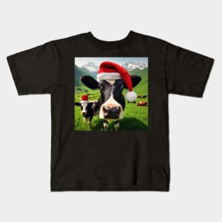 cow in the field wearing santa hat Kids T-Shirt